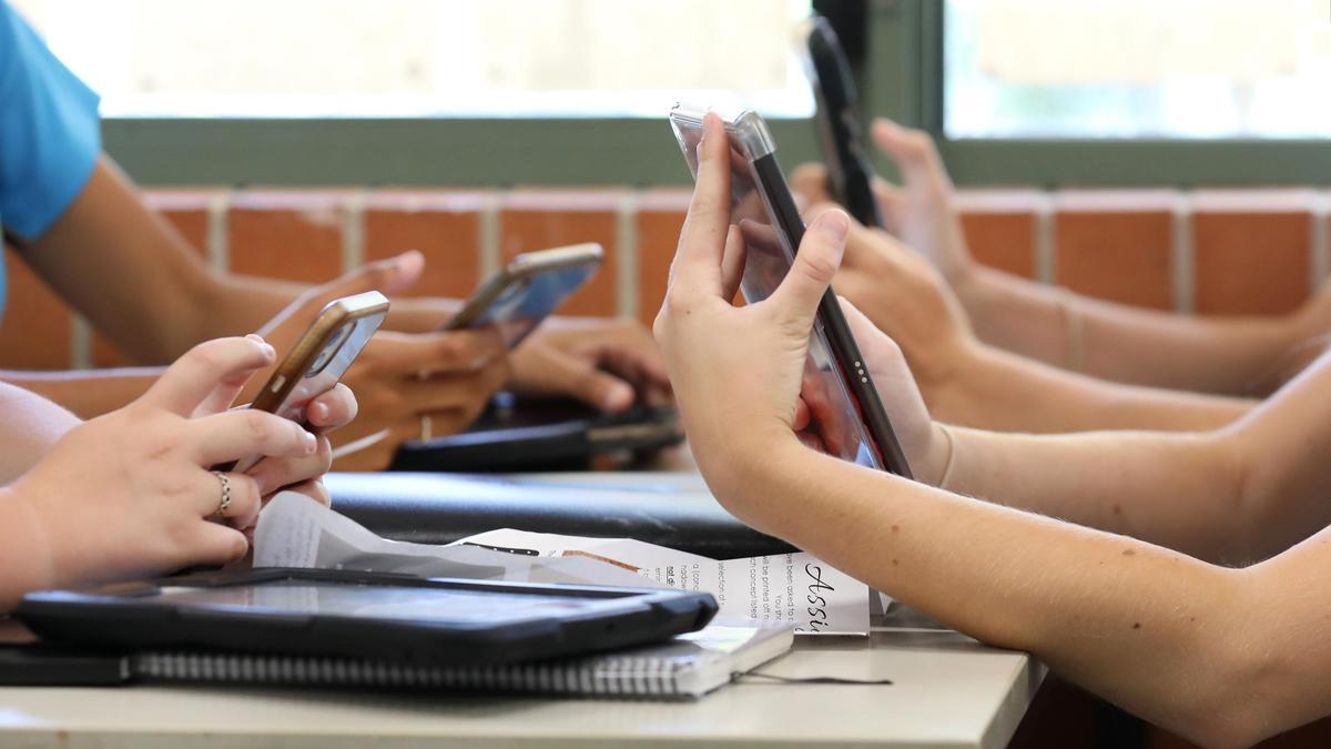 Docentes de Cantabria califican de “necesaria” la prohibición del móvil en centros educativos